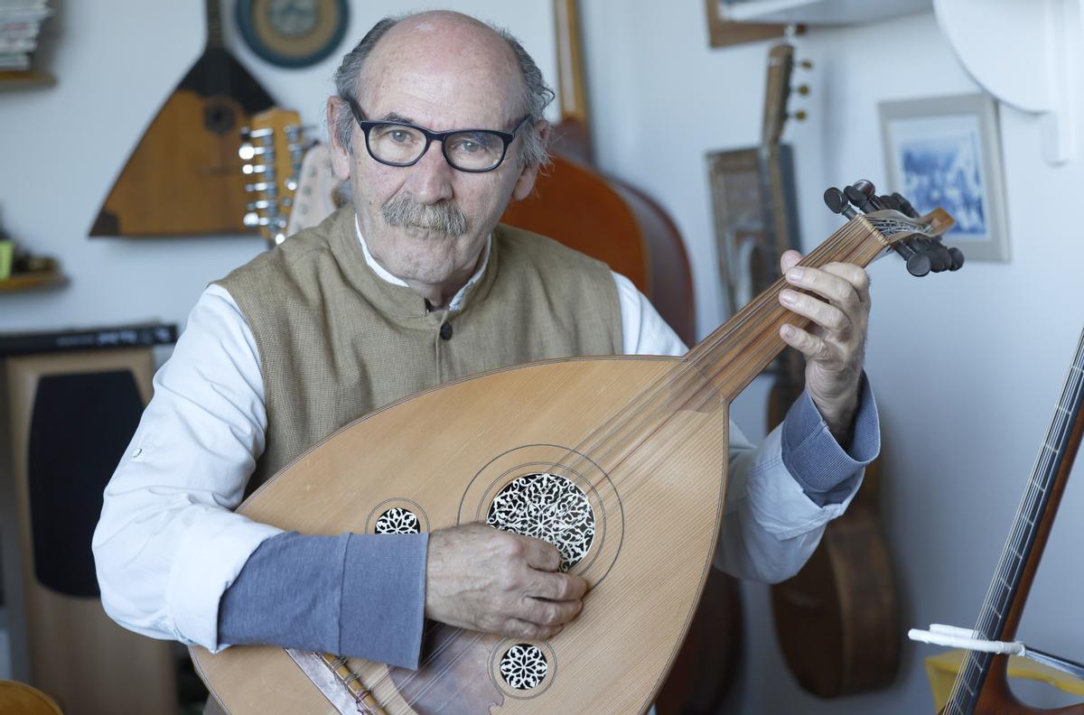 Pepe Bordallo, en su casa, rodeado de instrumentos de cuerda.