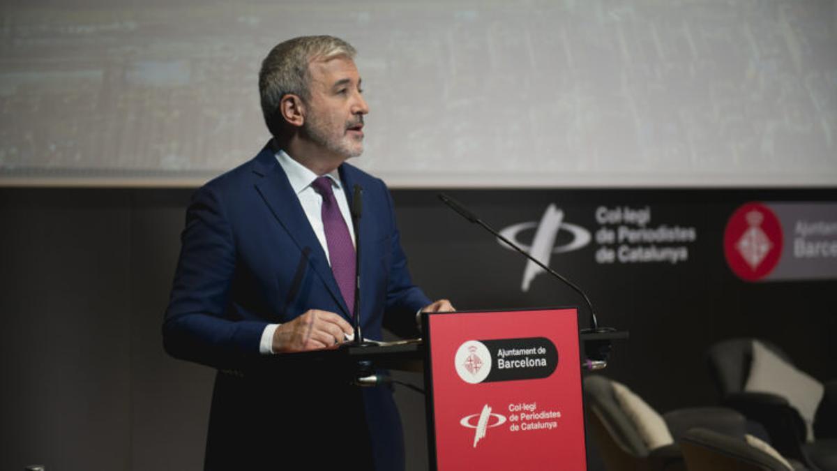 Jaume Collboni durante el acto &quot; El alcalde responde&quot;.