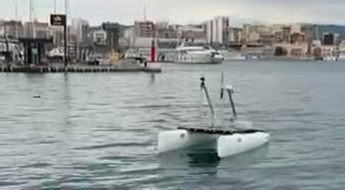 Catamarà en preves al Port de Castelló.