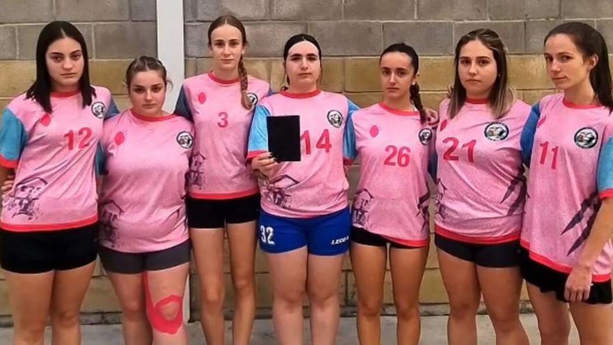 Las jugadoras del Balonmano Valle de Turón sacan tarjeta al bullying.   |