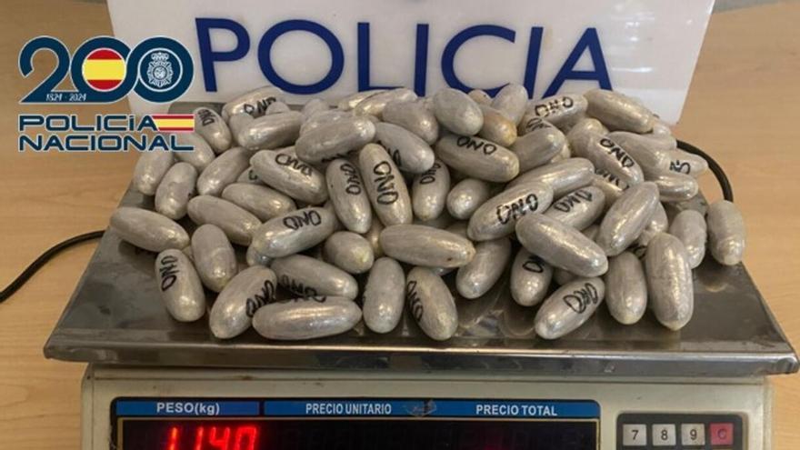 Ingiere 102 cápsulas con heroína para tratar de introducir más de un kilo de droga por el aeropuerto de Manises