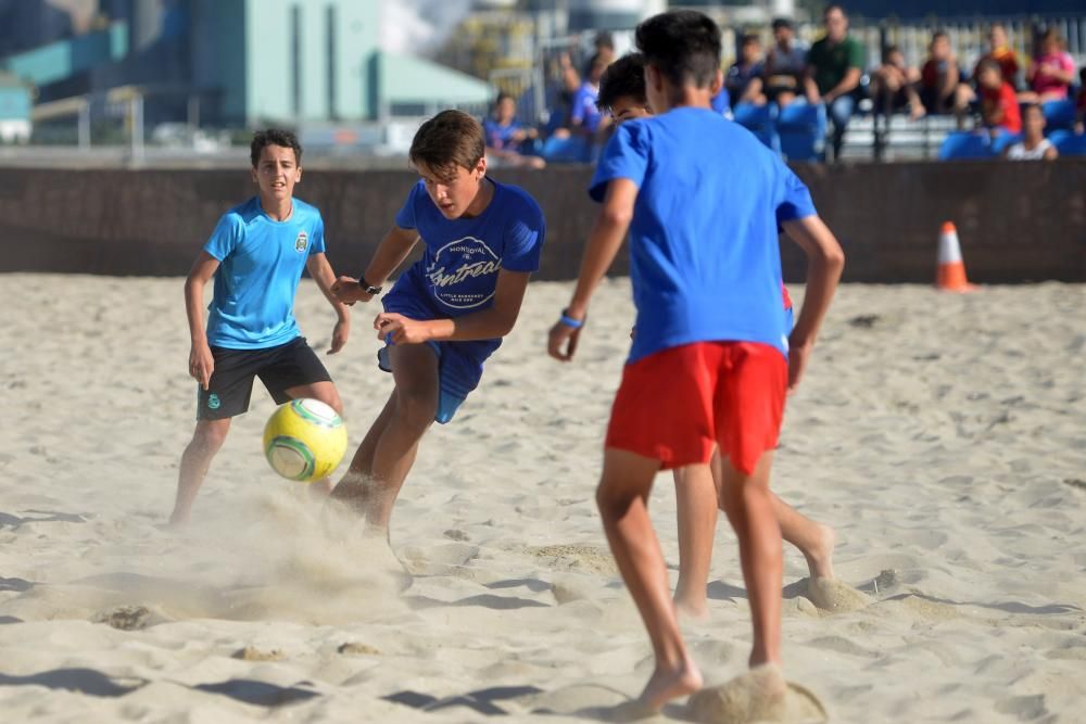 Juegos de verano en la playa de Lourido