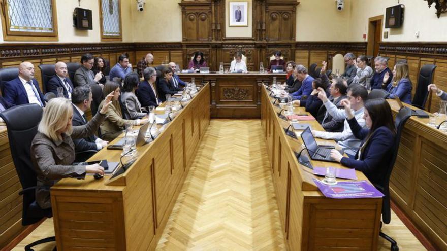 Ediles en una votación plenaria. | ÁNGEL GONZÁLEZ