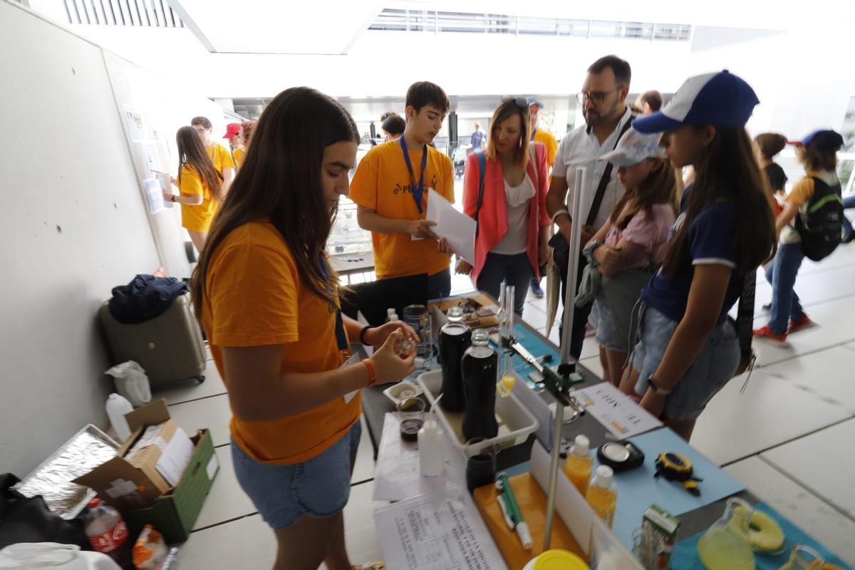 Miles de jóvenes se acercan a la ciencia en la Expociencia en el Parc Científic de la UV