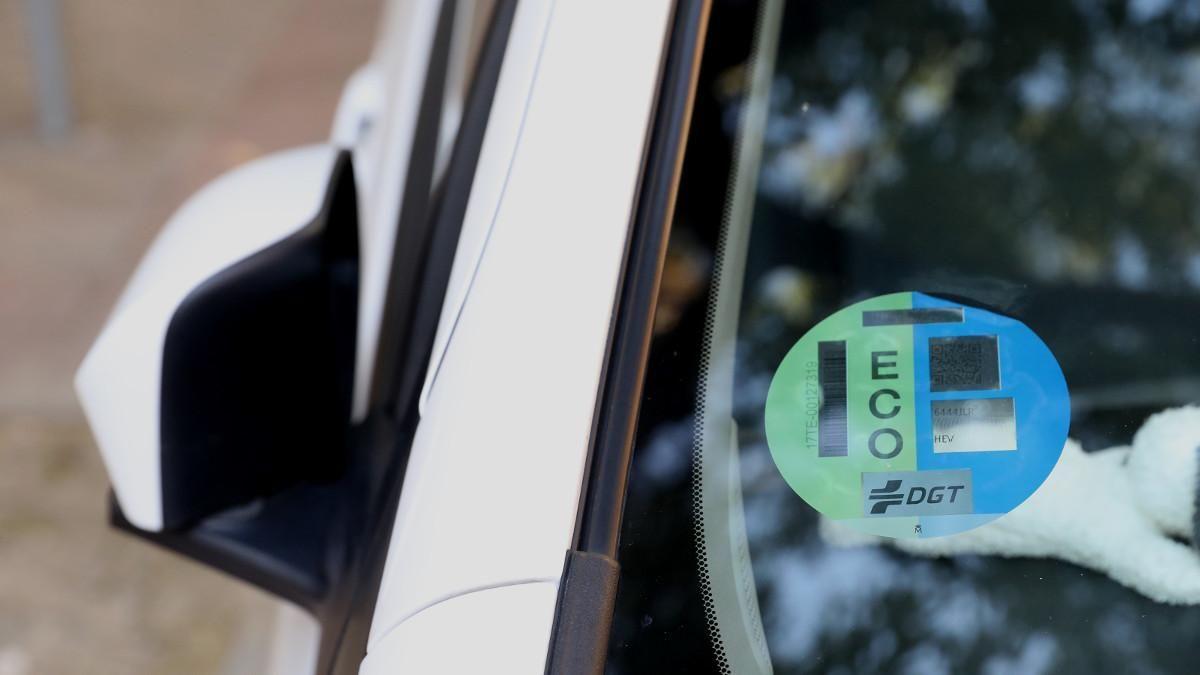 Un vehículo con una etiqueta ECO.