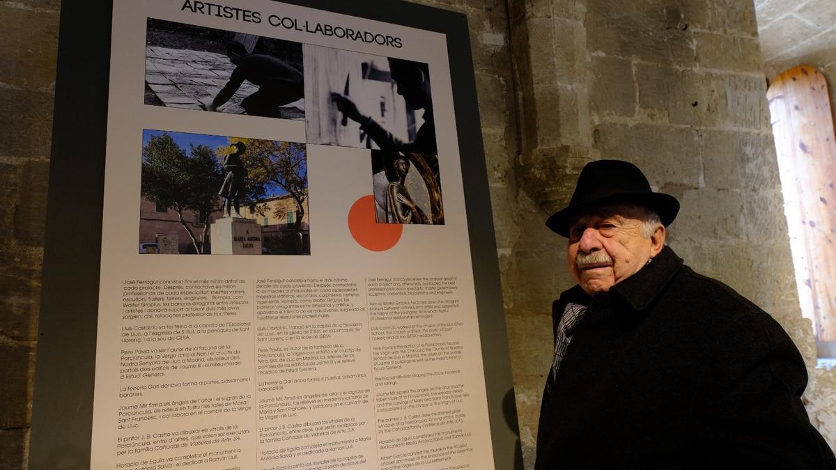 El ceramista Lluís Castaldo posa junto a un panel de la muestra en la que aparece él de joven colaborando con Ferragut