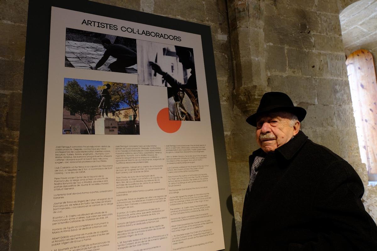 El ceramista Lluís Castaldo posa junto a un panel de la muestra en la que aparece él de joven colaborando con Ferragut