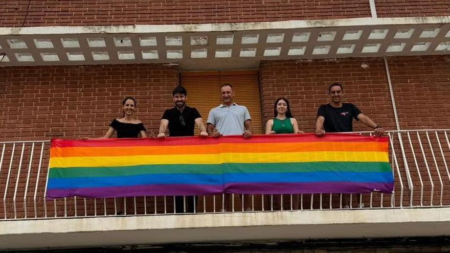 El gobierno de Benifairó de la Valldigna posan con la bandera LGTBIQ+ en el balcón del ayuntamiento.