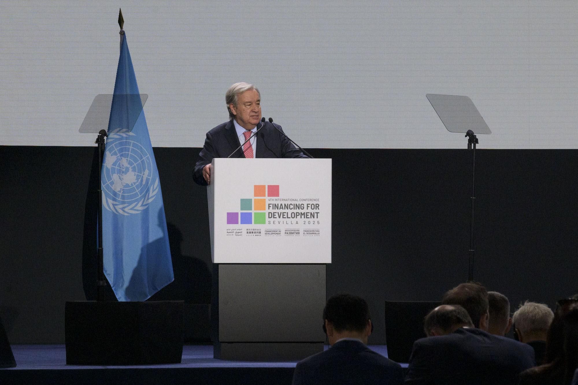 SEVILLA, 30/06/2025.- El secretario general de la ONU, António Guterres, interviene en la IV Conferencia Internacional de la ONU sobre Financiación para el Desarrollo, este lunes en Sevilla. Unos setenta jefes de Estado o de Gobierno se reúnen desde hoy y hasta el próximo jueves en este encuentro que aspira movilizar más recursos en cooperación y reafirmar el compromiso con el multilateralismo. EFE/UN Photo/Manuel Elíasl/SOLO USO EDITORIAL/SOLO DISPONIBLE PARA ILUSTRAR LA NOTICIA QUE ACOMPAÑA (CRÉDITO OBLIGATORIO)