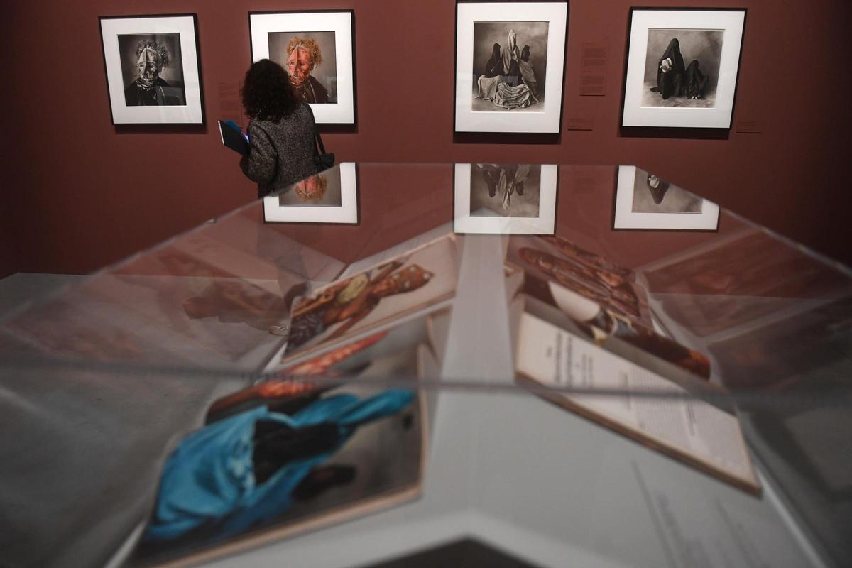 Exposición 'Irving Penn: Centennial' en el Muelle de Batería de A Coruña