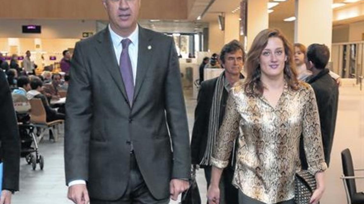 Xavier García Albiol y Mireia Belmonte, ayer, en el Ayuntamiento de Badalona.