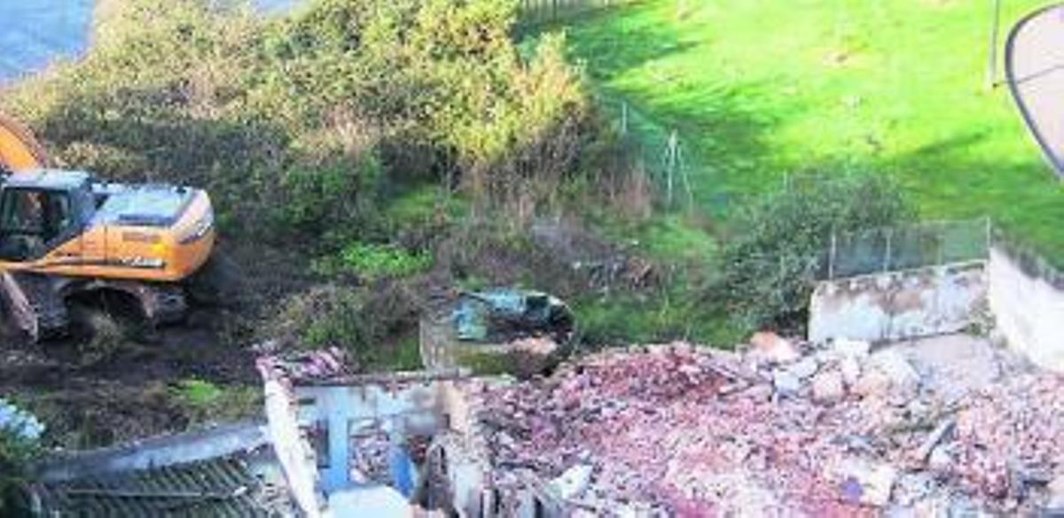 La casamata de La Ería, antes de su demolición, asomando tras los cascotes.