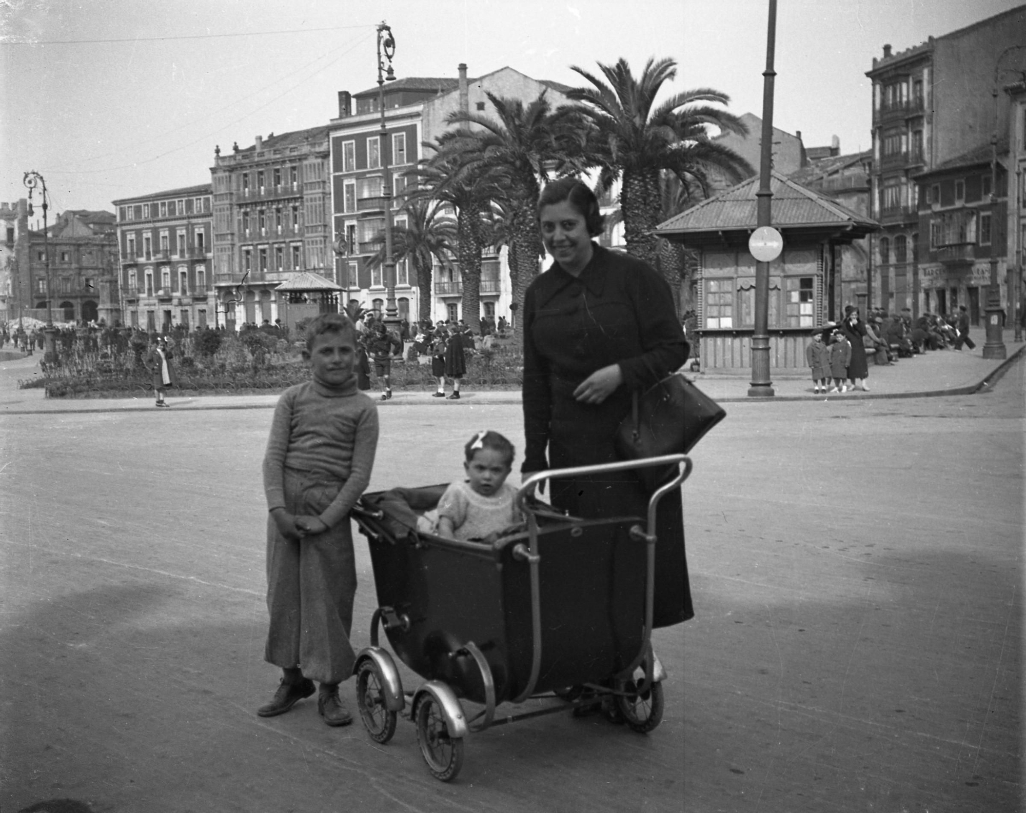 Una madre con sus hijos en los Jardines de la Reina, Gijón/Xixón. h. 1942. Col. Muséu del Pueblu d’Asturies