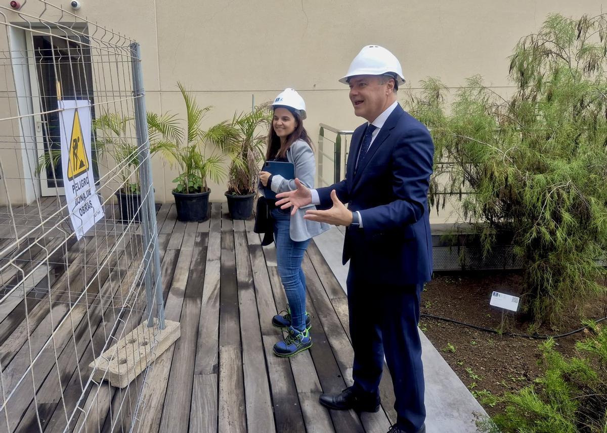 El vicepresidente del Cabildo de Gran Canaria, Augusto Hidalgo, visita las obras de la nueva cafetería de la Casa Palacio.