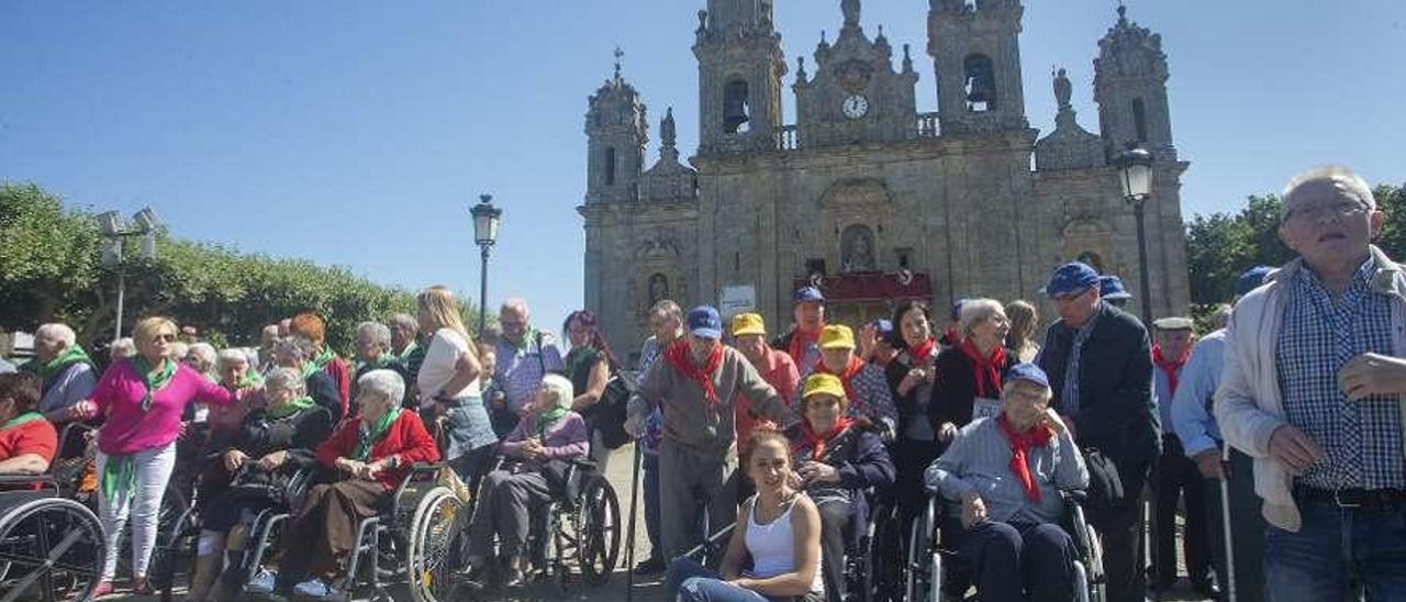 Residentes de los centros de San Rosendo, posando ante la fachada del santuario. // Carlos Peteiro