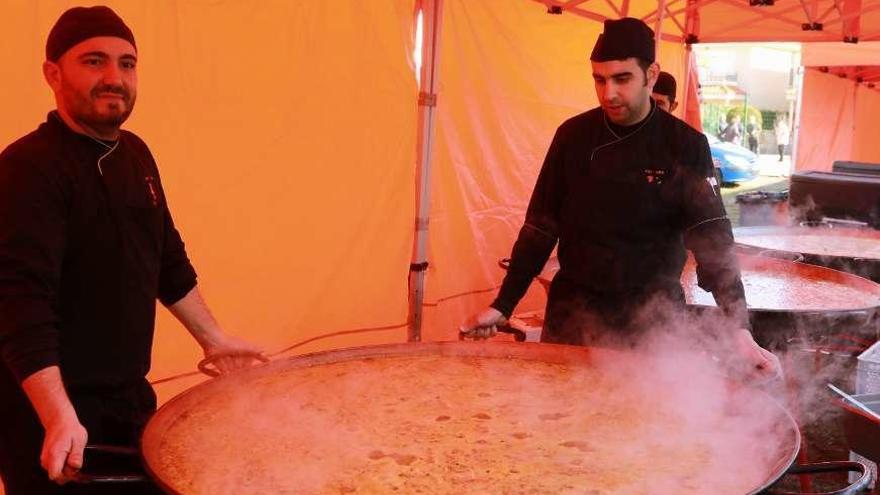 Los cocineros prepara el arroz para casi 1.200 águedas.