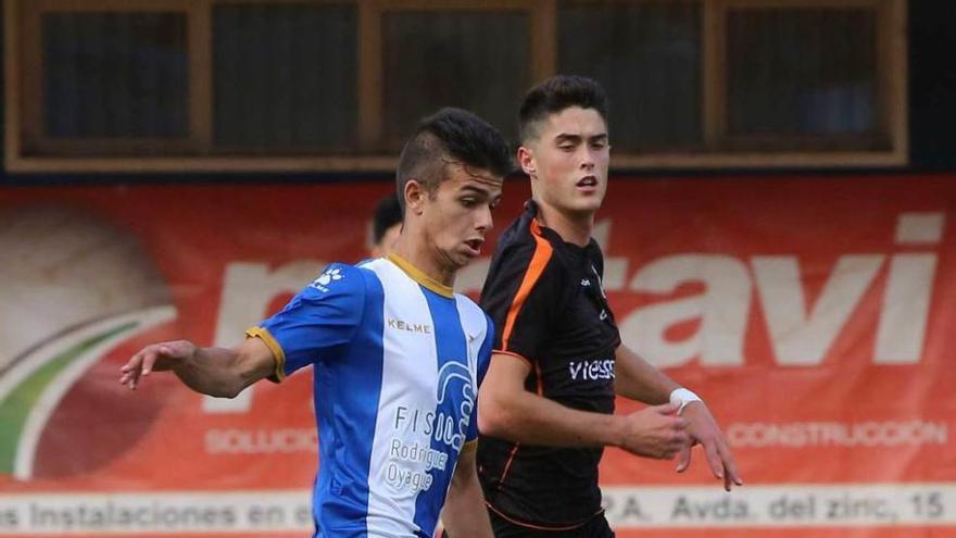 Una acción del último partido del Avilés juvenil en el Suárez Puerta.