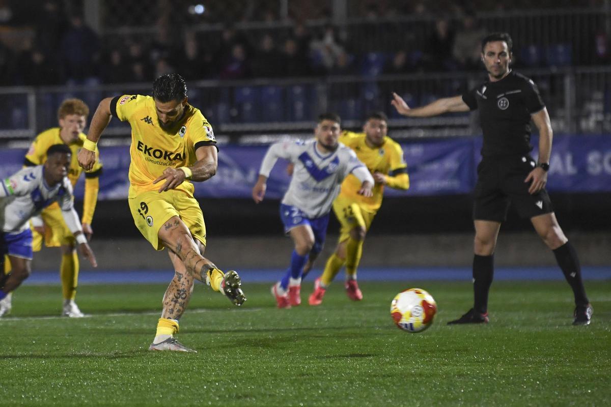 Fran Sol lanza el penalti que supuso el 1-1 en Can Dragó, el cuarto que anota en los tres últimos partidos.