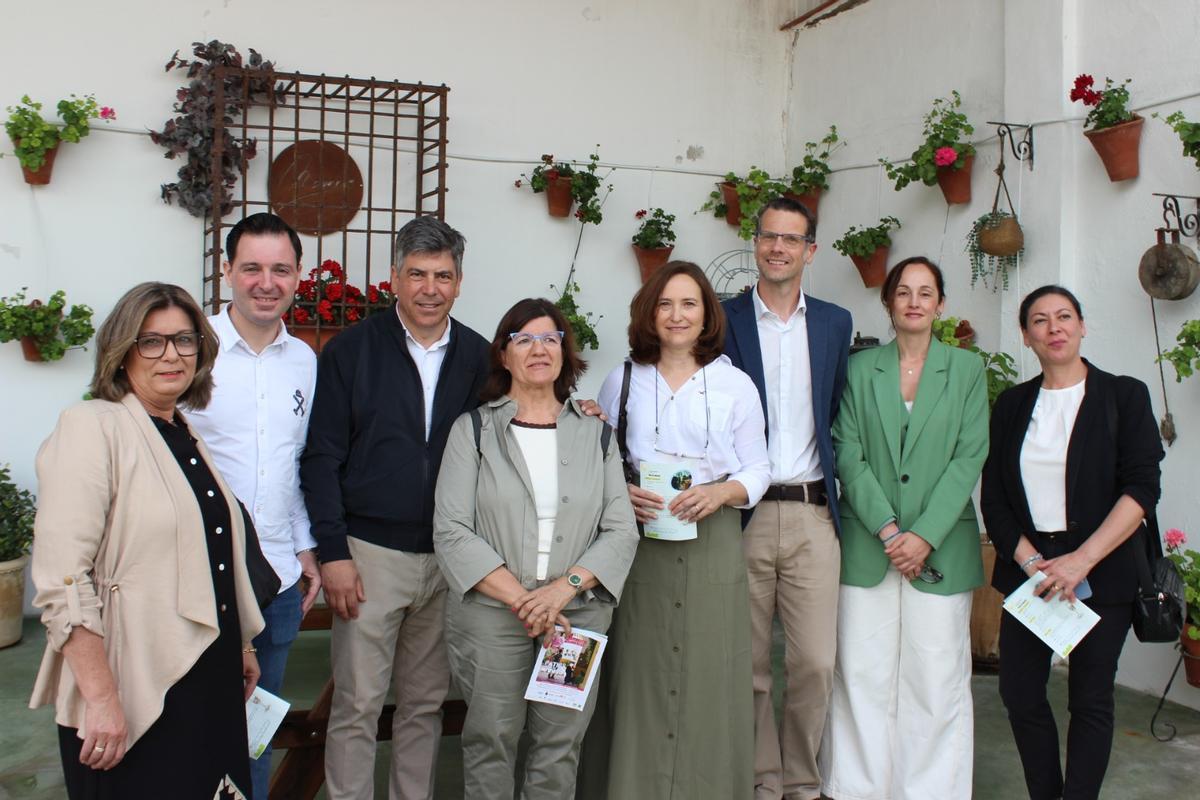 Pilar Robles, Miguel Herrador, Rafael Llamas, Charo Jiménez, Ángela Jiménez, Adrian Lapsley, Lidia Bujalance y Teresa Redondo, en la presentación de Patios de Bodega.