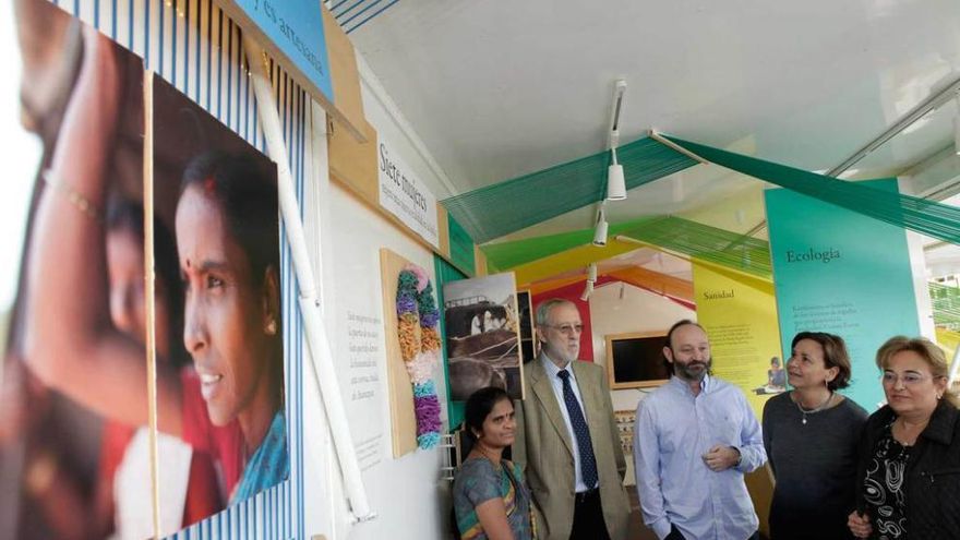 En la imagen superior, Jordi Folgado (sobrino de Vicente Ferrer) y Moncho Ferrer, en la inauguración de la muestra. Sobre estas líneas, Álvaro Muñiz, Cuca Alonso y Moncho Ferrer.