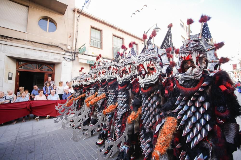 El bando de la media luna ofreció un majestuoso espectáculo en el segundo gran desfile de los Moros y Cristianos de la ciudad