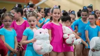 La gimnasia rítmica alumbra y llena de color el pabellón Diocles de Mérida