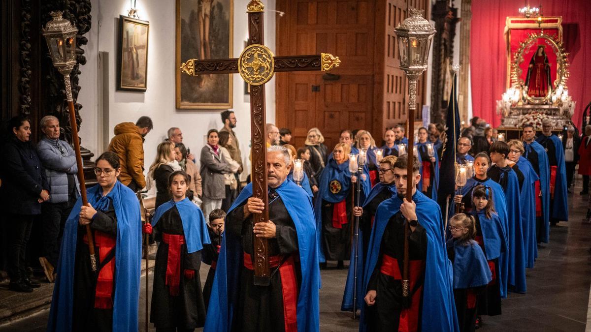 Procesión de la Dolorosa de La Concepción por el interior del templo debido al mal tiempo, el viernes.