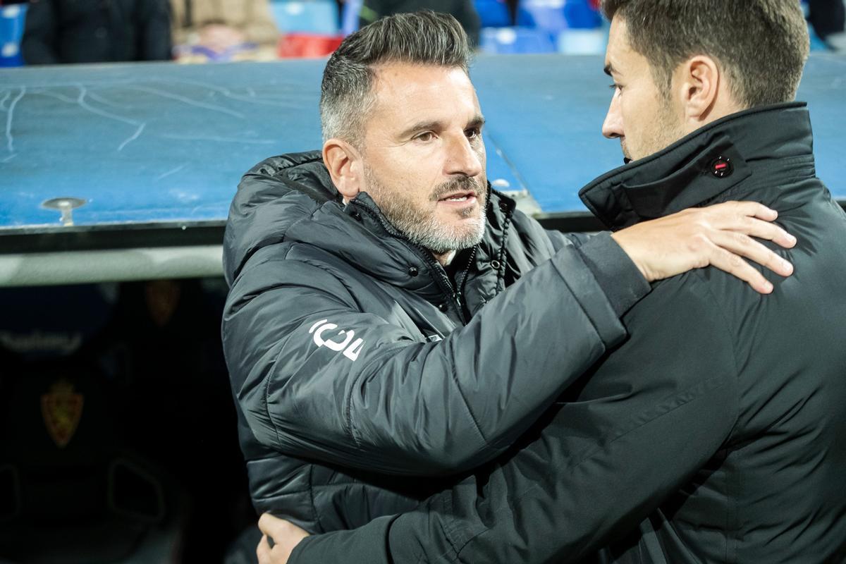 Iván Ania en su saludo con Gabi, técnico del Zaragoza, antes del encuentro.