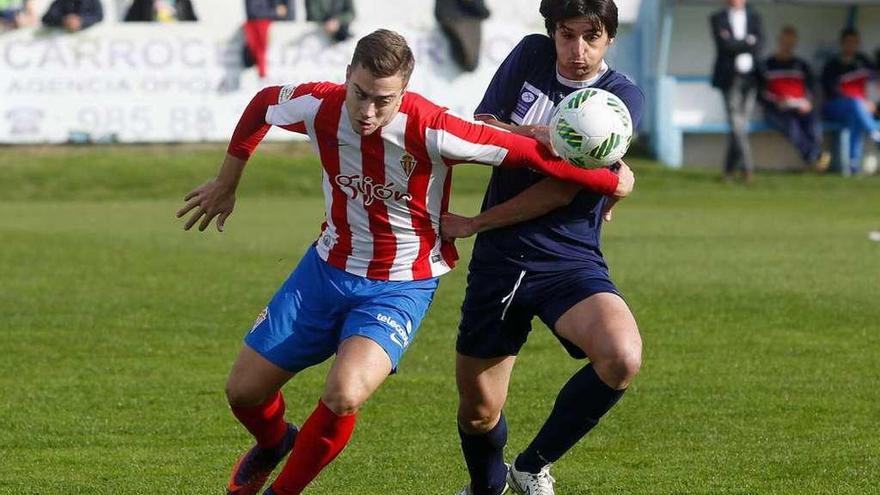 Juan Rodríguez es presionado por Jairo Cárcaba en el duelo ante el Marino.