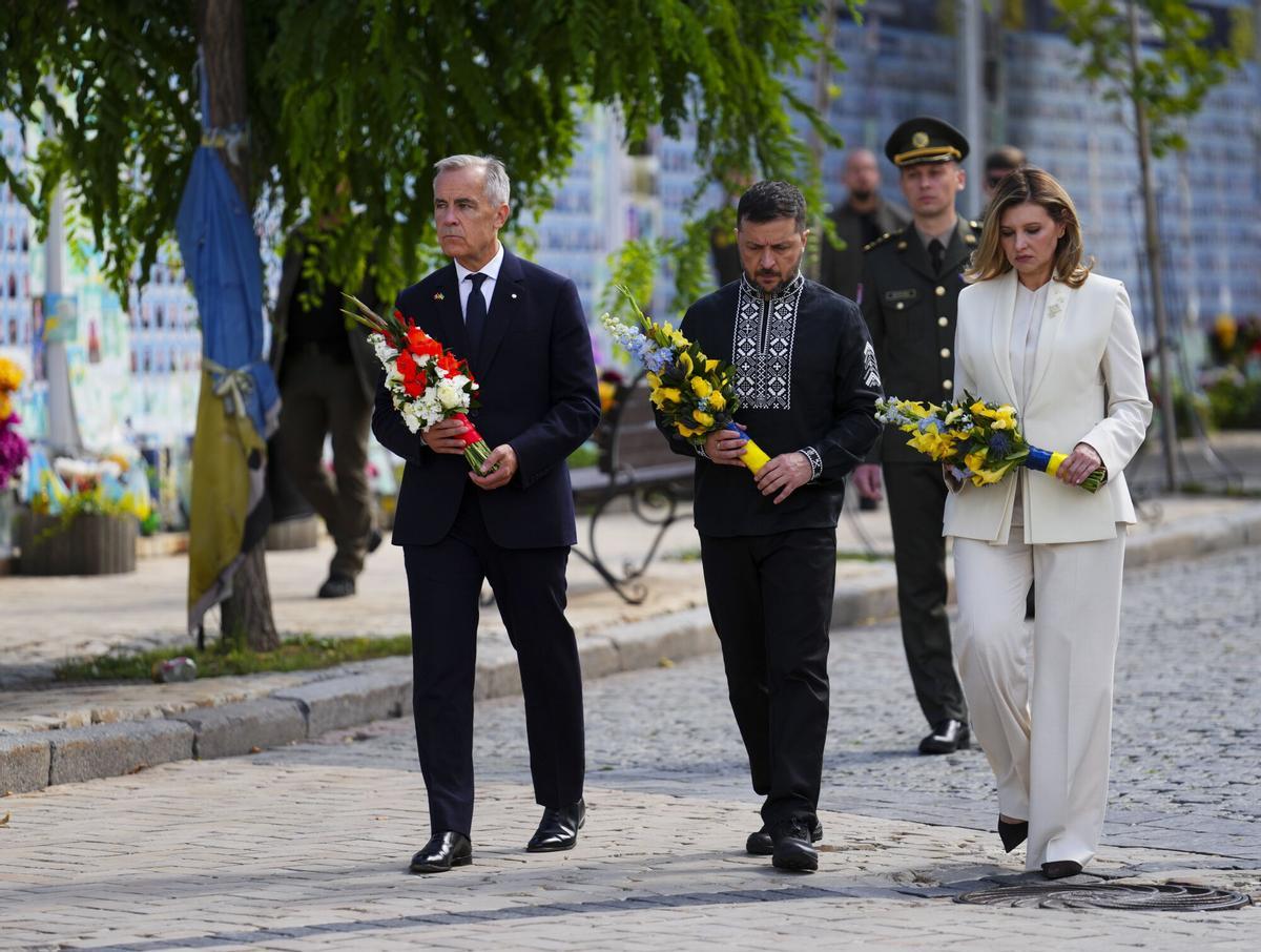 24 August 2025, Ukraine, Kiev: Prime Minister Mark Carney joins Ukrainian President Volodymyr Zelenskyy and his wife Olena Zelenska as they take part in a wreath laying ceremony at the memorial wall on the Ukrainian Independence Day in Kiev. Photo: Sean Kilpatrick/Canadian Press via ZUMA Press/dpa Sean Kilpatrick/Canadian Press v / DPA 24/08/2025 ONLY FOR USE IN SPAIN. Sean Kilpatrick/Canadian Press v / DPA;war;conflict;politics;diplomacy;Canada's Prime Minister visits Ukraine