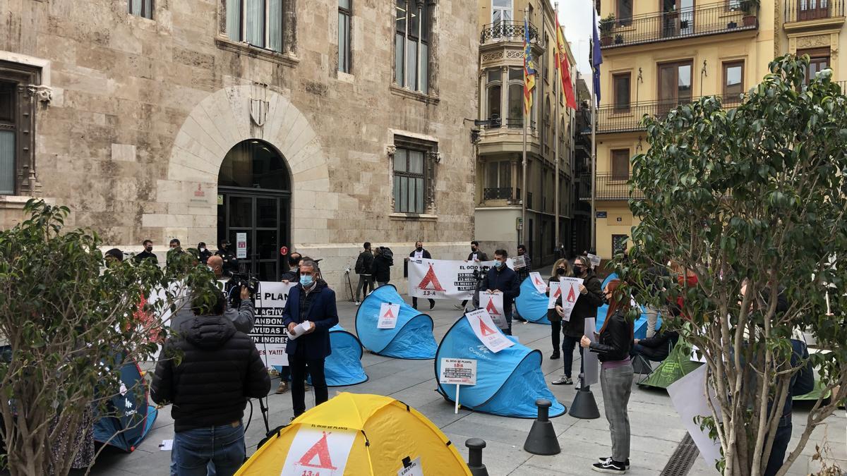 El ocio nocturno de Castellón acampa ante la Generalitat para exigir un plan de choque