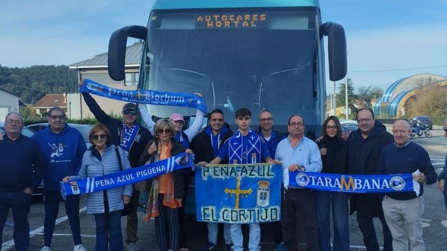 Algunos integrantes de la peña azul El Cortijo, en el viaje a Bilbao. | LNE