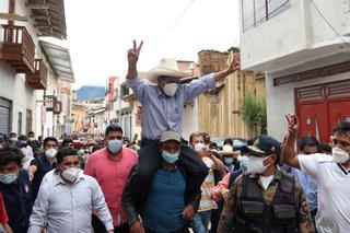 Un candidato de izquierdas y otro de derecha pasarán a la segunda vuelta presidencial en Perú