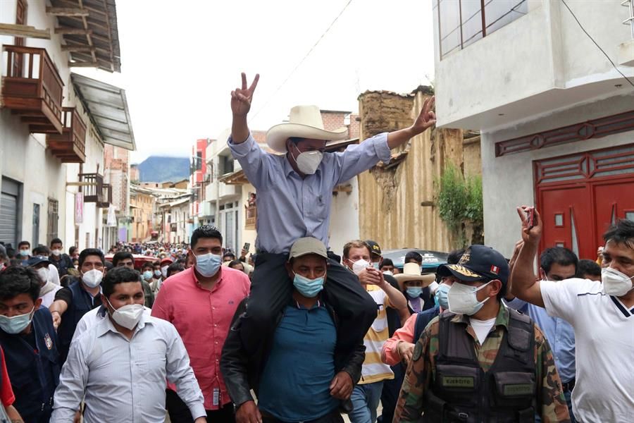 Pedro Castillo, alzado a hombros tras votar en la localidad de Cajamarca.