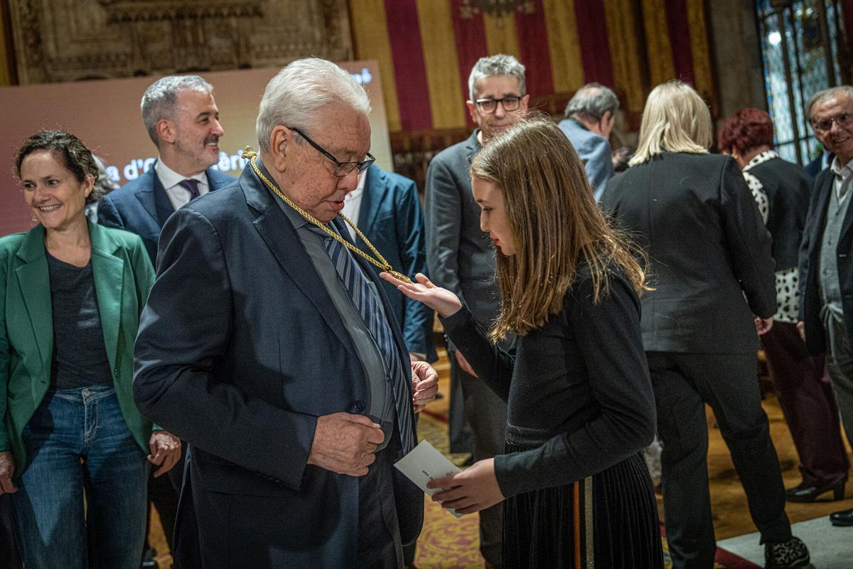 Daniel Martínez de Obregón, fundador de FOCUS, recoge la Medalla de Oro al Mérito Cultural en el Ayuntamiento de Barcelona. En la imagen, junto a su nieta.