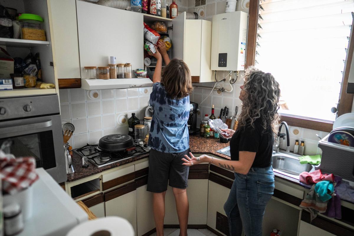 Més de 22.000 persones demanen excedències a l’estiu per cuidar els fills: el 90% són dones