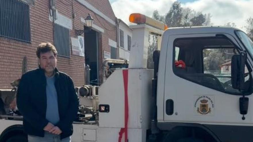 El concejal de seguridad, Francisco Javier Navarro, junto a al grúa municipal.
