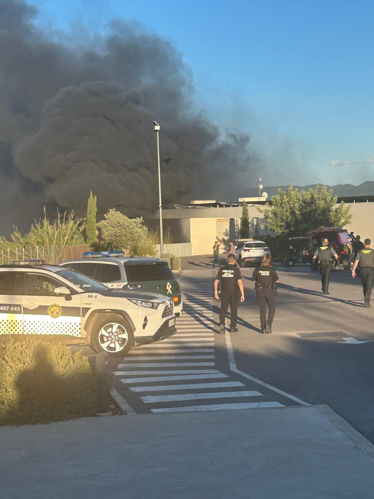 Densa humareda del incendio en el club de golf La Galiana en Carcaixent