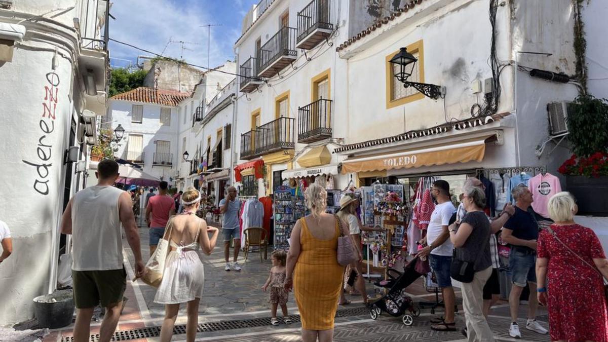 Turistas en una de las calles del casco antiguo de Marbella. | L.O.