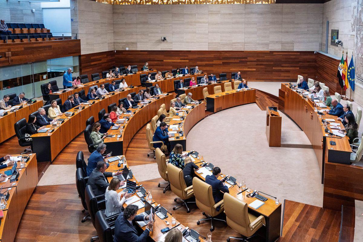 Celebración de un pleno en la Asamblea de Extremadura.