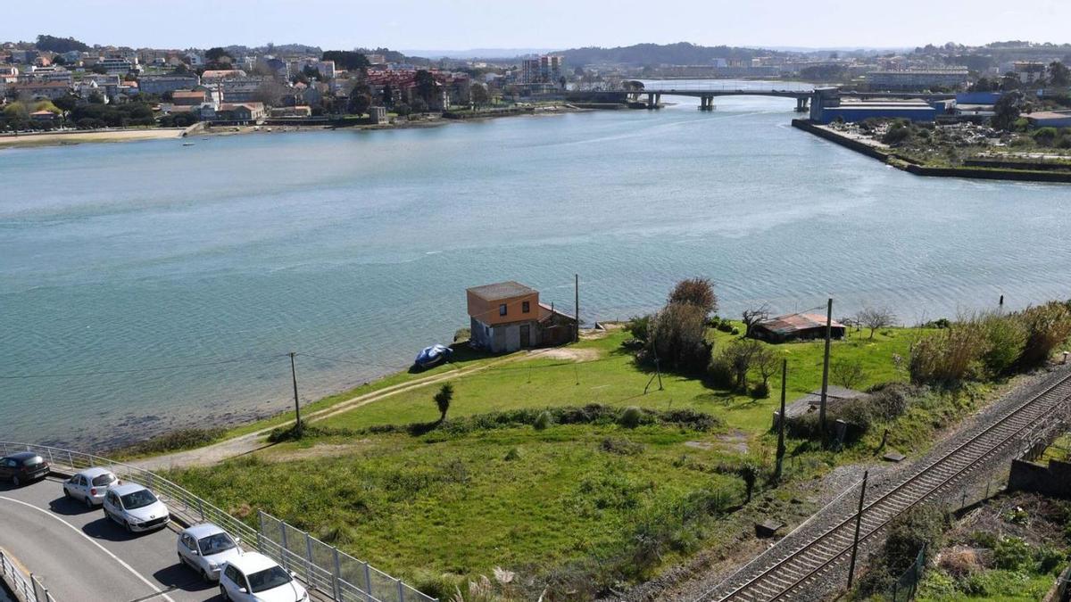 Ría de O Burgo, con el puente de A Pasaxe de fondo. | //