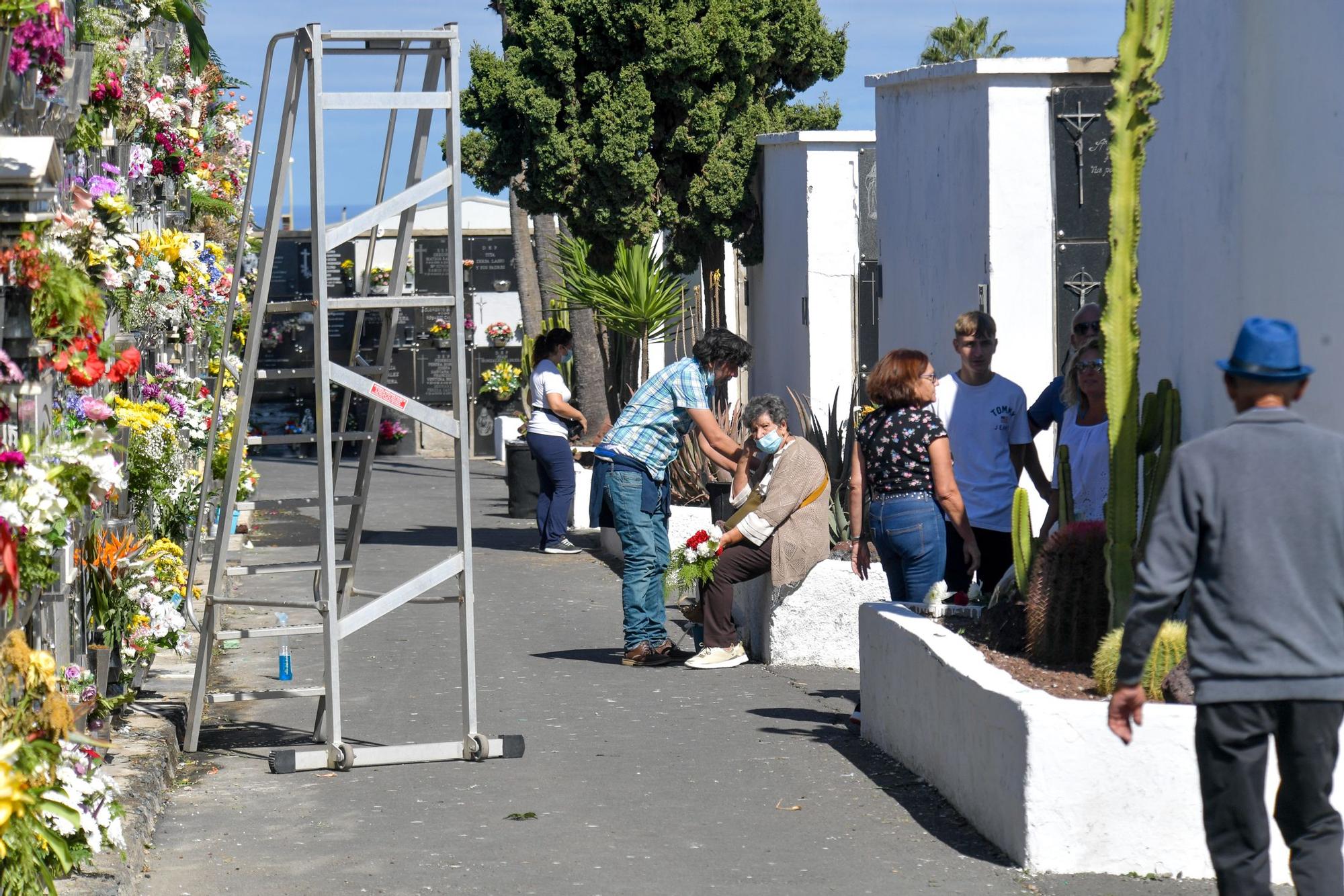 Día de Todos los Santos en el cementerio de San Lázaro (01/11/2021)