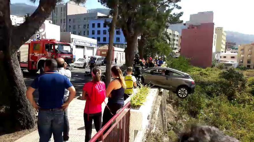 Un bombero hace de contrapeso y evita que se despeñe un coche