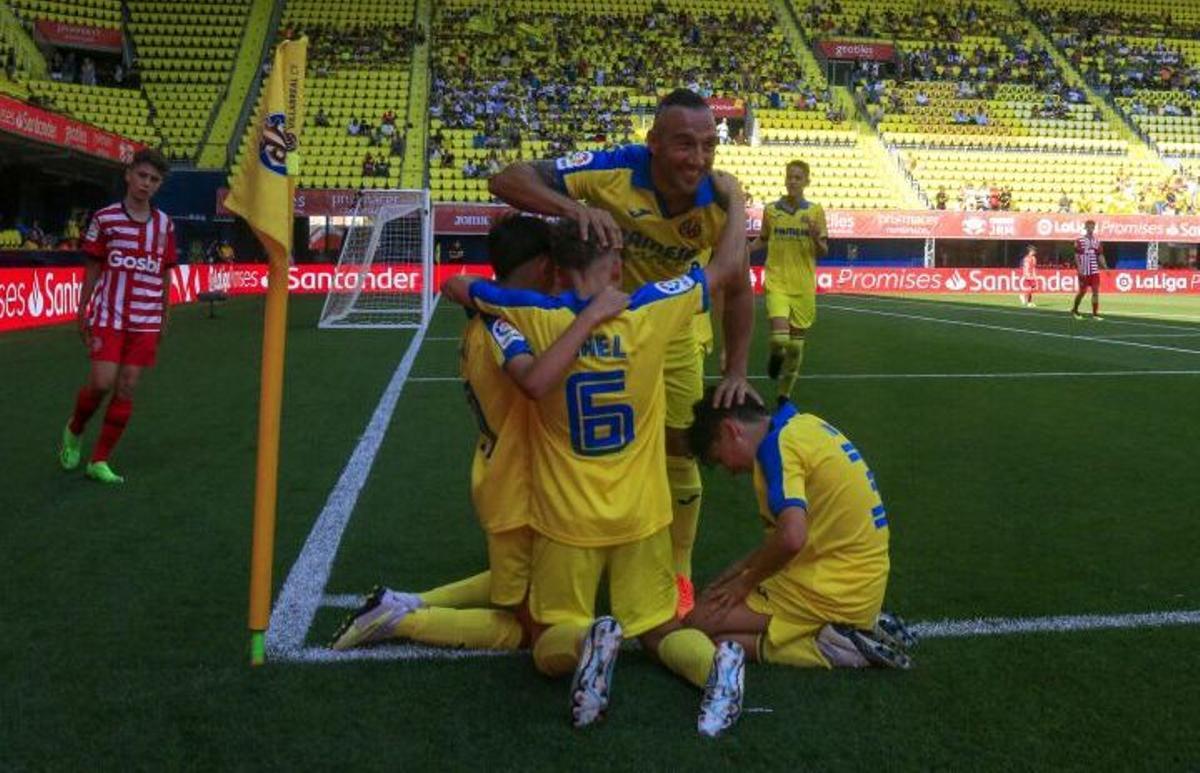 Santi Cazorla celebra un gol con el equipo de LaLiga Promises.