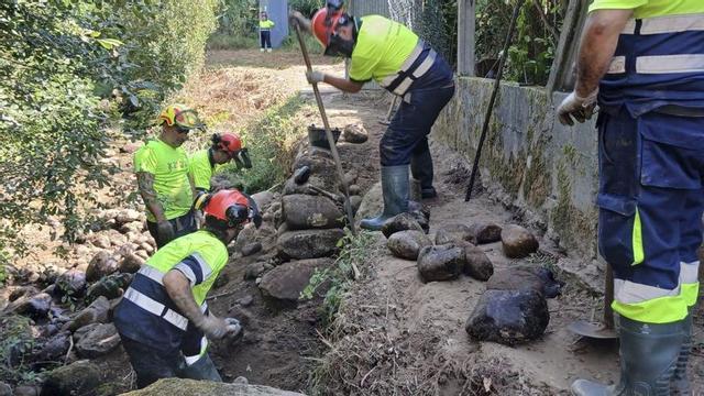 Un momento del despliegue en las márgenes del río, este martes. | SANTOS ÁLVAREZ