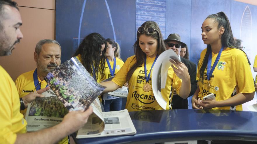 El Rocasa visita LA PROVINCIA con su tercer trofeo de campeón europeo de balonmano femenino