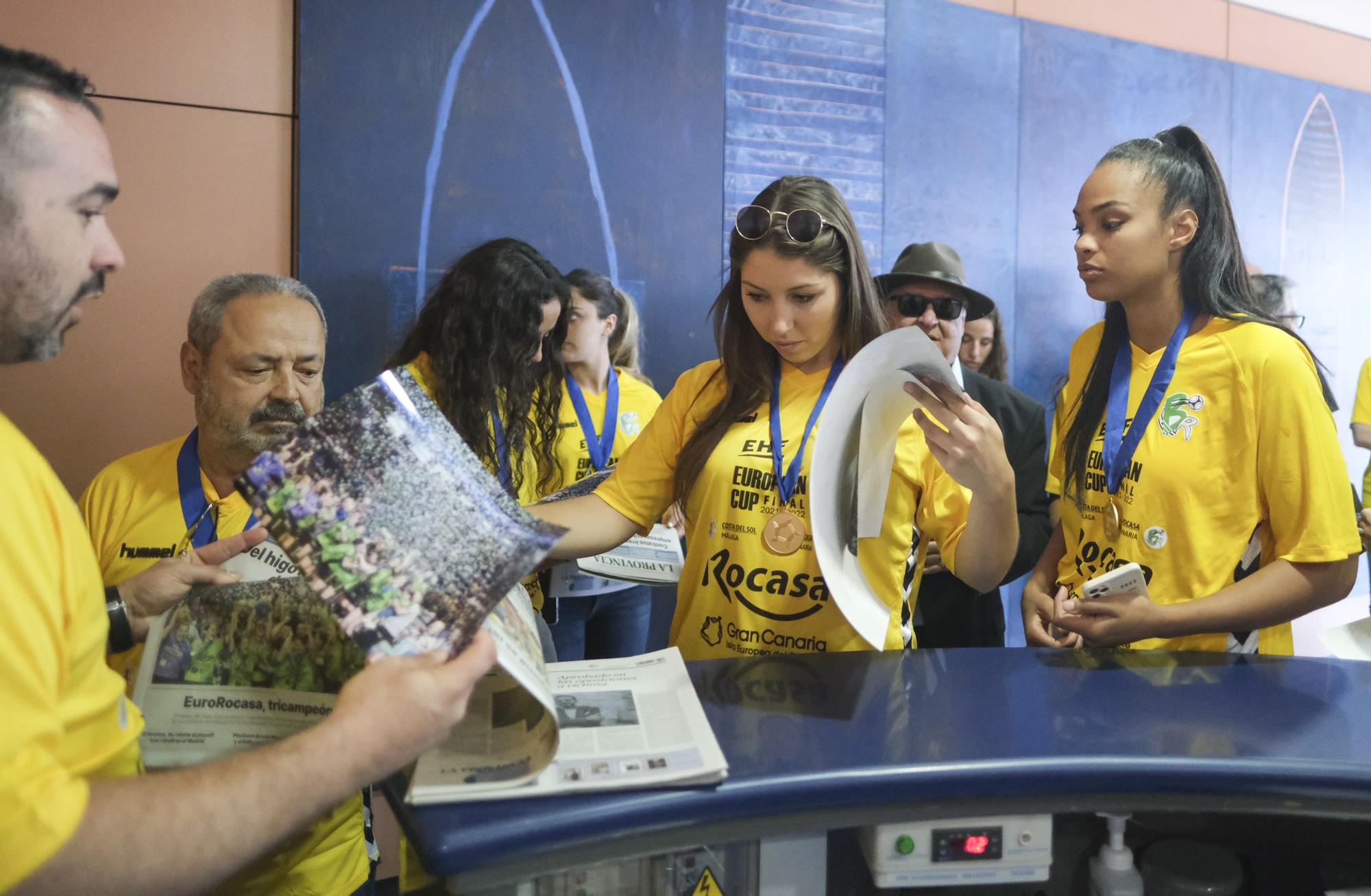 El Rocasa visita LA PROVINCIA con su tercer trofeo de campeón europeo de balonmano femenino