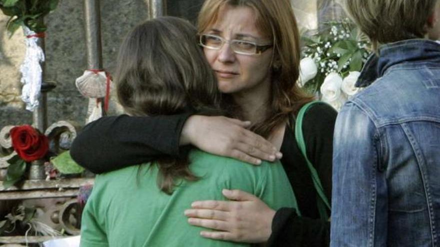 La madre de una de las fallecidas, Susana Garrido, abraza a su otra hija tras el funeral en Santiago. // X.Á.