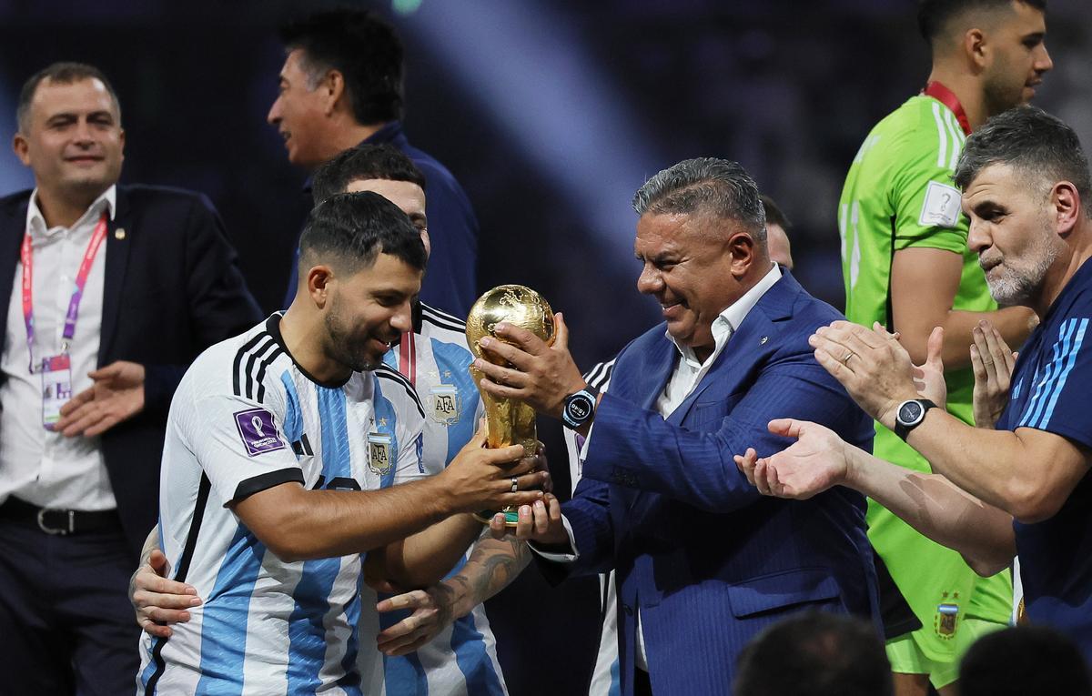 Lusail (Qatar), 18/12/2022.- Former Argentinian player Sergio Aguero (C-L) and Argentine Football Association president Claudio Tapia (C-R) celebrate with the trophy after the FIFA World Cup 2022 Final between Argentina and France at Lusail stadium in Lusail, Qatar, 18 December 2022. Argentina won 4-2 on penalties. (Mundial de Fútbol, Francia, Estados Unidos, Catar) EFE/EPA/Ronald Wittek