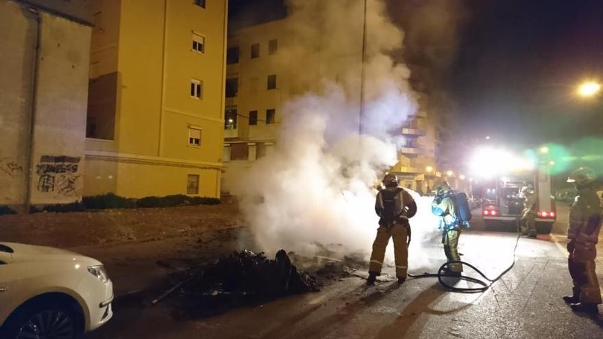 Arden cuatro contenedores en tres nuevos incendios en Palma